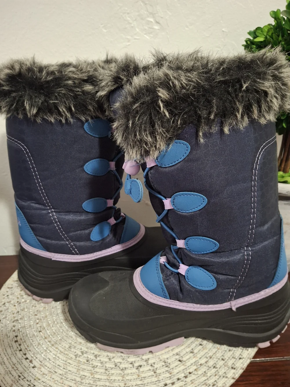 Girls' Kamik Faux-Fur Winter Boots Size 6.